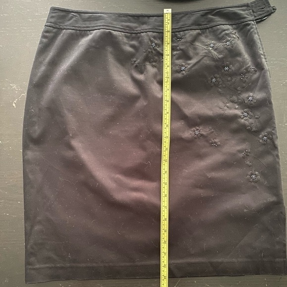 Anne Klein | black pencil skirt  with embroidery. Size 14 - Picture 9 of 13